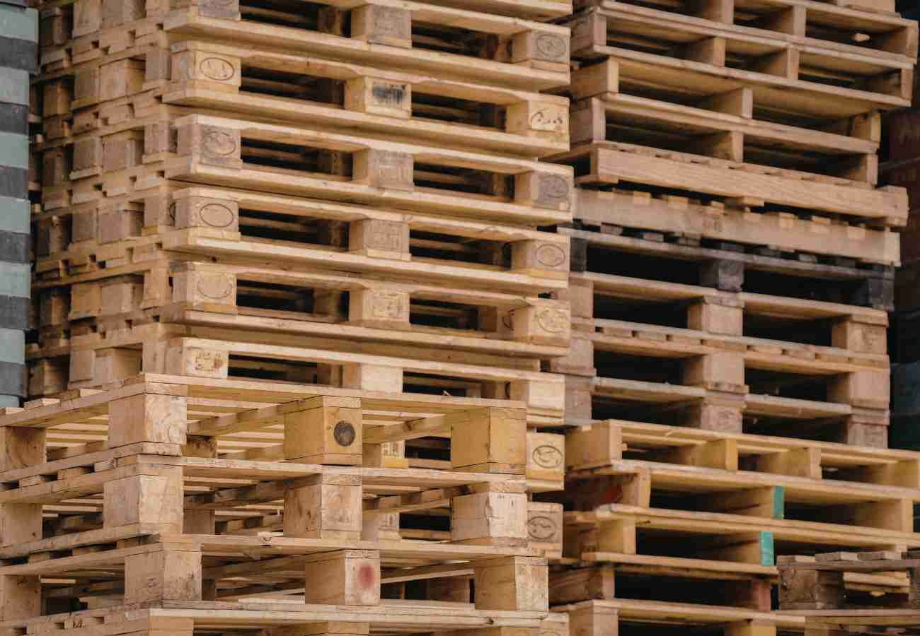 Tarimas de madera, cajas de cartón corrugado y emplaye industrial Kenaforma